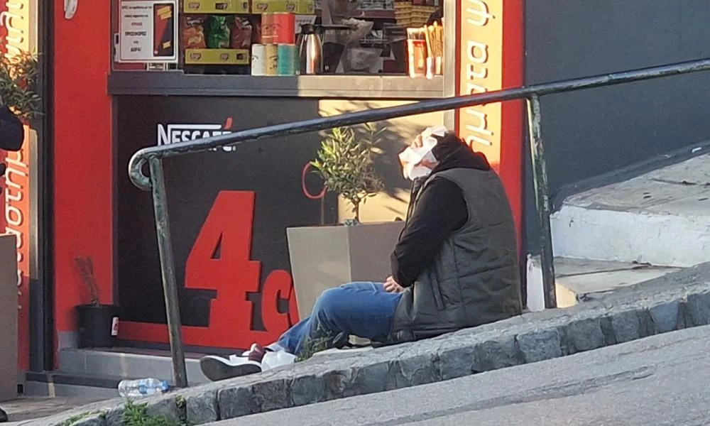 Θεσσαλονίκη: Αιματηρή συμπλοκή έξω από κατάστημα - Τον χτύπησε στο κεφάλι με πτυσσόμενο γκλοπ